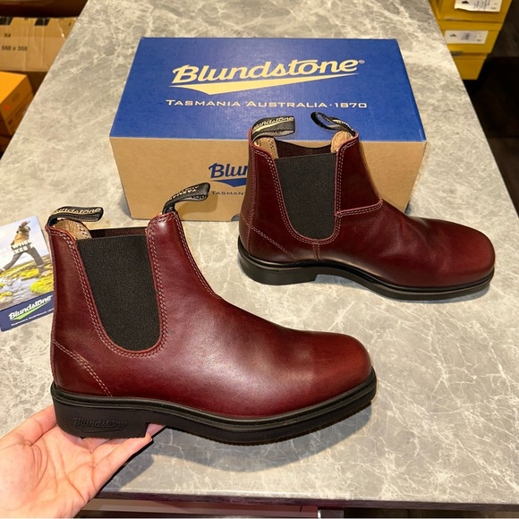 Blundstone Shoes - New Size 10.5 Blundstone Footwear Elastic Sided Boot Dress Redwood